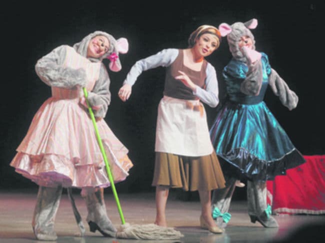 Obra de teatro. Violeta Isfel da vida al personaje de cuento de hadas, puesta en escena y producida por Angélica Vale.