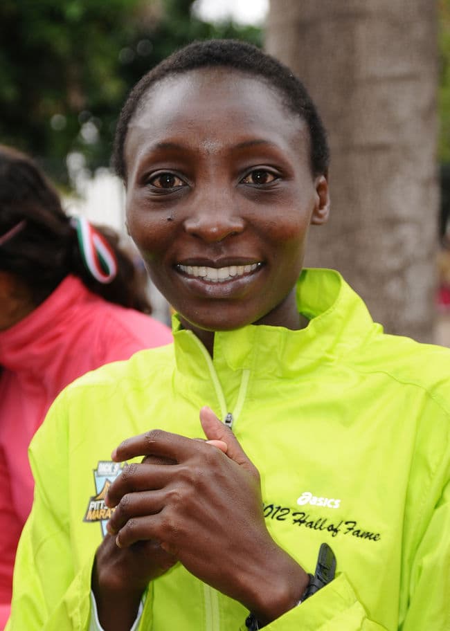 La keniana Risper Biyaki Gesabwa se mostró feliz de haber ganado esta competencia. Risper Biyaki gana en su debut en la 10 K Victoria