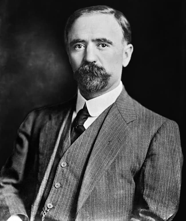 Francisco Ignacio Madero González nació el 30 de octubre de 1873 en la Hacienda el Rosario de Parras, Coahuila, en el seno de una familia de acaudalados, liderada por Indalecio Madero Hernández y Mercedes González Treviño. INTERNET