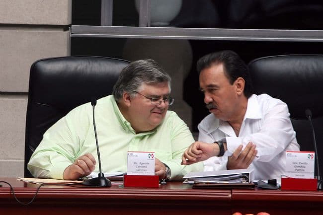 Diálogo. El gobernador del Banco de México, Agustín Carstens y el coordinador del PRI en el Senado, Emilio Gamboa Patrón. (EFE)