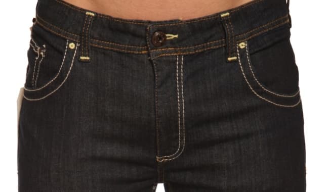 La ropa interior o los pantalones muy ajustados pueden provocar infecciones de tipo urinario, que pueden derivar en una incontinencia, en infecciones de hongos o en una menor producción de esperma, que es debida a una torcedura en los testículos. INTERNET