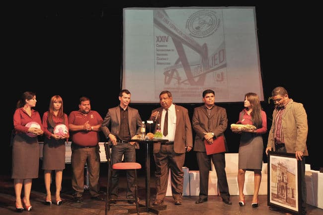 Experiencia.- En el último día del XXIV Congreso de FICA, el ex futbolista Jared Borgetti ofreció una conferencia a los alumnos.