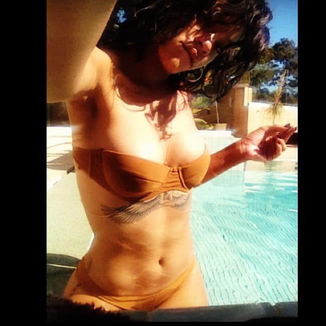 “Tenemos una celebración…. TENEMOS UN ÁLBUM!!! #UNAPOLOGETIC” publicó Rihanna juntó a una imagen en la que luce un bikini color café que deja a la vista su reciente tatuaje de la diosa egipcia Isis. (TWITTER)