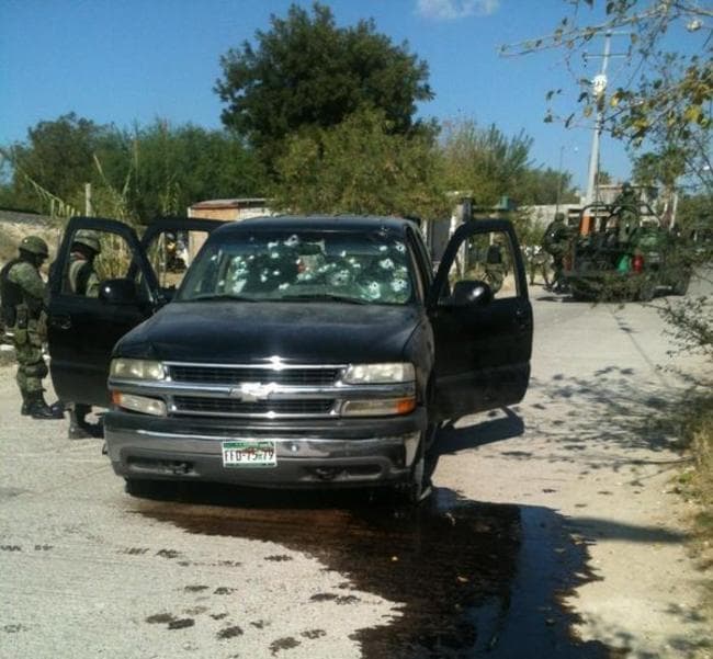 A cuatro presuntos delincuentes muertos y tres policías heridos asciende el saldo de los enfrentamientos registrados la mañana de este lunes en la ciudad de Piedras Negras, Coahuila.