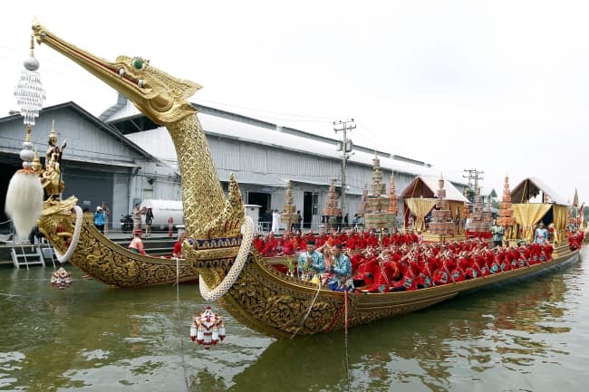 Ensayos de la procesión Real Barge en Tailandia