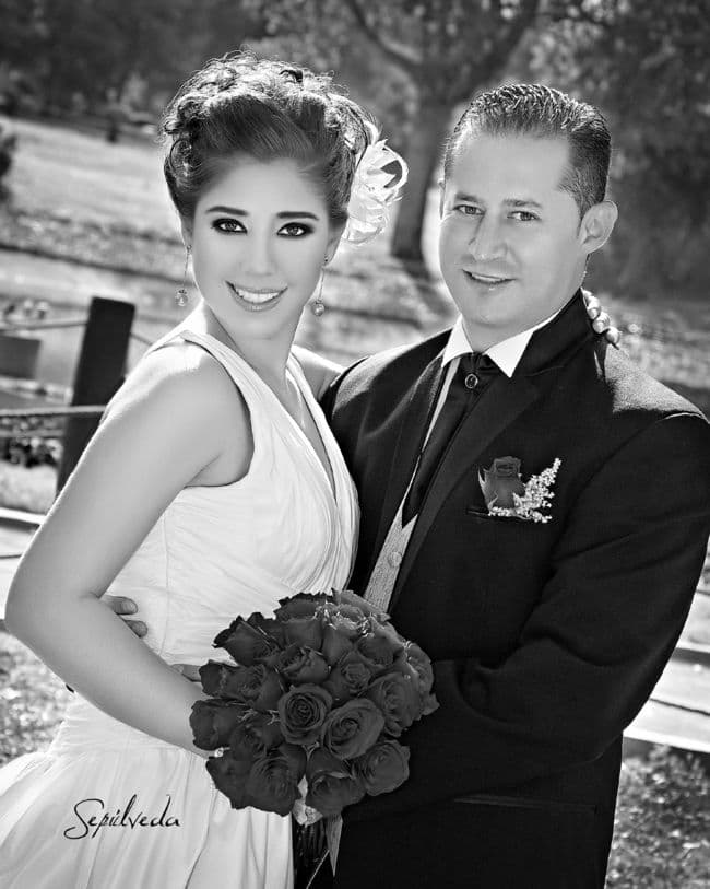 Viesca Acosta y Dr. Marco Antonio Burgos, el día de su matrimonio.- Sepúlveda Fotografía