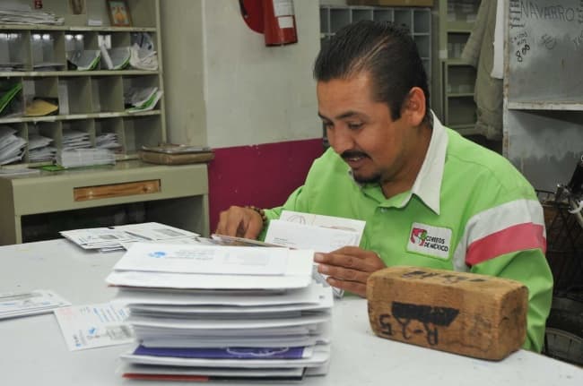El Día del Cartero busca hacer un reconocimiento a la obra social de aquellas personas que son encargadas de llevar los mensajes esperados por los ciudadanos, muchas ocasiones sin importar las circunstancias o el ambiente. ARCHIVO