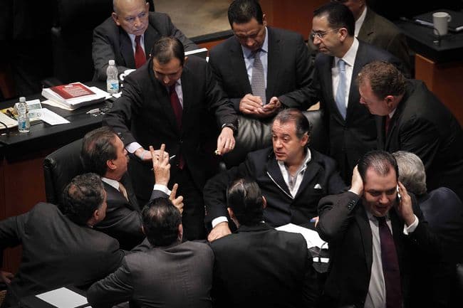 Dialogan. Los coordinadores de las bancadas del PRI, Emilio Gamboa Patrón y del PAN, Ernesto Cordero, dialogan en la sesión de ayer.