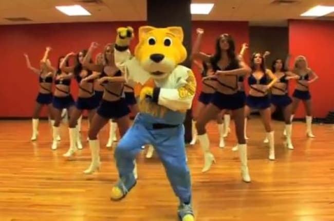 Rocky junto a las porristas bailando el ‘Gangnam Style’. (You Tube)