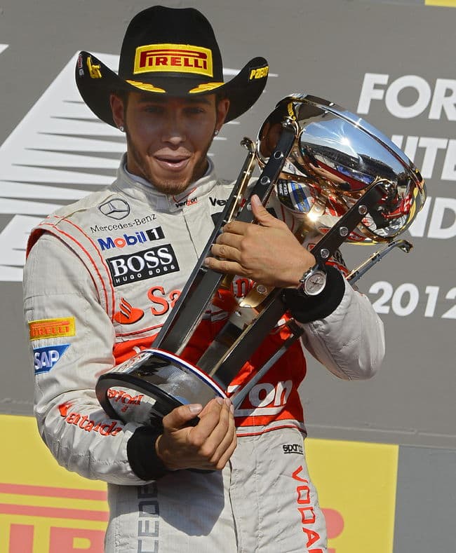 Hamilton celebró el título con un sombrero al estilo texano. Gana Hamilton el Gran Premio de Austin
