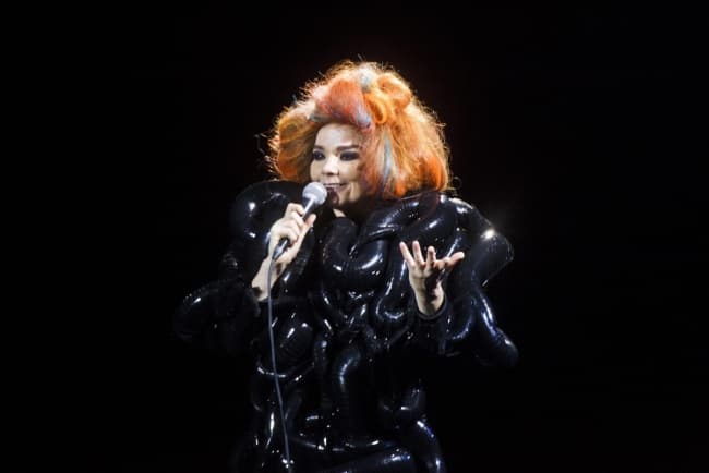La cantautora y actriz islandesa Björk, destacada por su tesitura vocal y composiciones como “It’s oh so queit” y “Army of me”, celebrará este miércoles 47 años, en la promoción del video “Mutual core”, tema que viene incluido en el álbum de remixes, “Bastards”. ARCHIVO