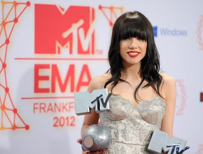 La cantautora canadiense Carly Rae Jepsen, quien se colocó en los primeros lugares de popularidad con su álbum debut, festejará este martes su cumpleaños número 27, como la Artista Debutante del Año, al recibir este premio en los American Music Awards 2012. ARCHIVO