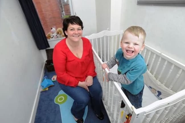 Eland Elliot, tiene dos años y nació con el síndrome de Angelman, un transtorno cromosómico que causa graves dificultades de aprendizaje y una sonrisa permanente en su cara.