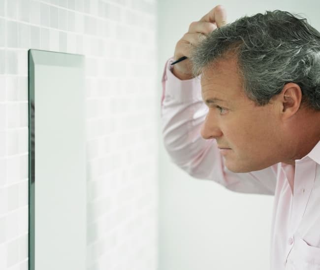Puede ser interesante probar con algunos trucos a la vez que intentamos prevenir la caída de cabello, gracias a hábitos cotidianos como no peinarse el pelo mojado y hacerlo solo una vez al día, evitando los tirones, además de secarse el cabello con ligeros toques con una toalla y no abusar del champú. INGIMAGE