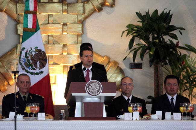 En el desayuno -que le ofrecieron los militares en su honor en la sede del Heroico Colegio Militar, el Ejecutivo federal anunció que como jefe supremo de las Fuerzas Armadas procurará lo necesario para que cumplan sus misiones. (EL UNIVERSAL)