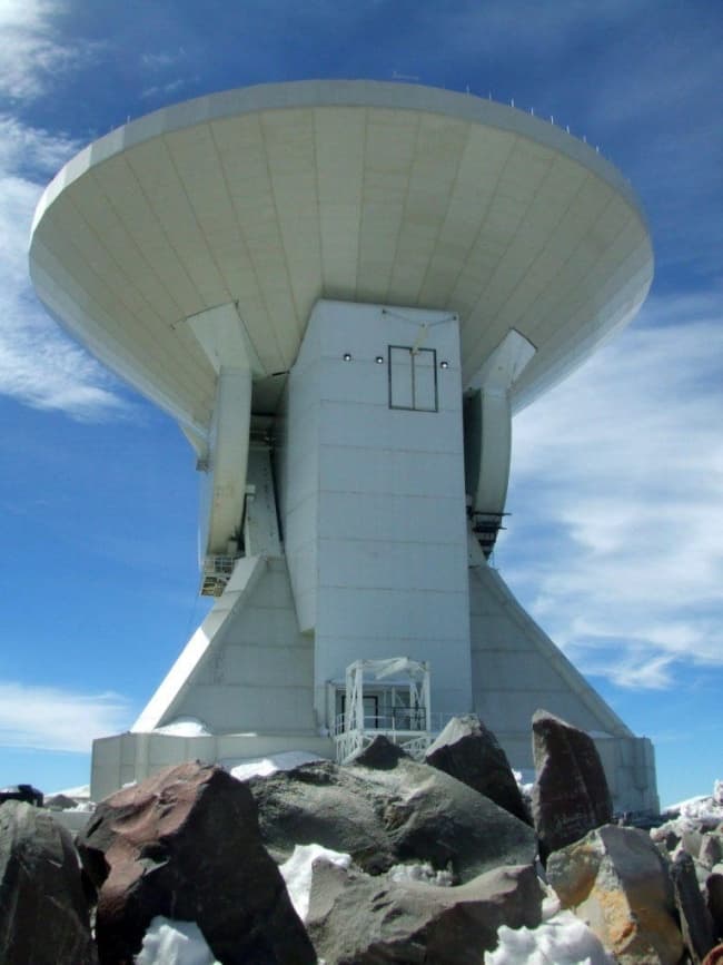 El telescopio es el instrumento más grande del mundo en buscar ondas de radio en la longitud de onda de 1 a 4 milímetros, para lo cual cuenta con una antena de 50 metros de diámetro y un área de recolección de 2 mil metros cuadrados. ARCHIVO