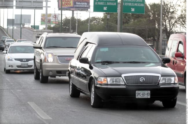 Trasladan. En la carroza negra se trasladaron los restos de la cantante Jenni Rivera, quien falleció el domingo en accidente aéreo.