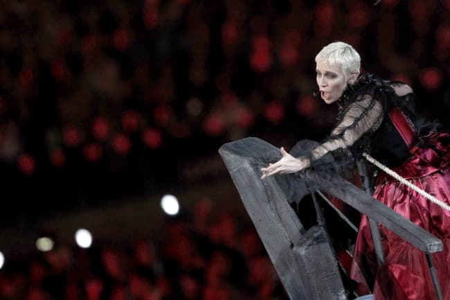 La cantante británica Annie Lennox, quien surgió con el grupo Eurythmics, y cuyo tema 'Sweet dreams' se convirtió en uno de los más representativos de la década de los 80, festejará este martes su cumpleaños número 58, a tres meses de celebrar su tercer matrimonio. ARCHIVO