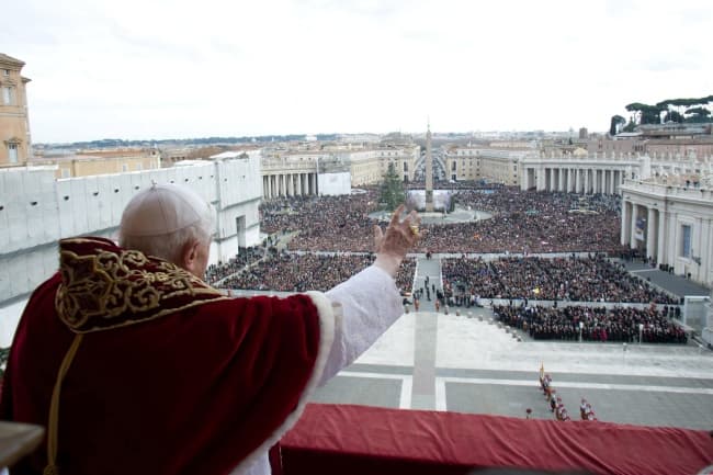 Desde el balcón central de la Basílica de San Pedro y ante más de 80 mil personas congregadas en la plaza vaticana, el líder católico felicitó por la fiesta que recuerda el nacimiento de Cristo y pasó revista a las principales crisis que afectan diversas regiones del mundo.