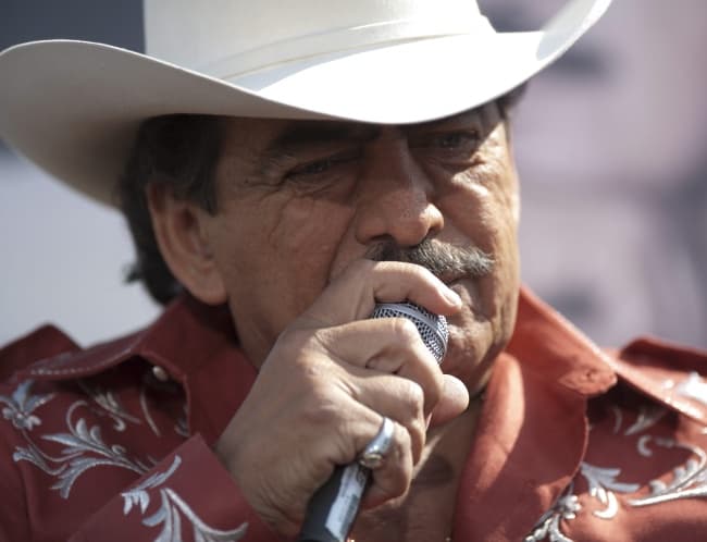 El conocido como 'El Rey del jaripeo' publicó un 'tuit' con el mensaje: 'MARES! PLAYAS! SELVA,RÍOS! P E T R O L E O ? MÉXICO ! ...que nos falta !?!(nos faltaba dijo el otro ) EPN ! VAMOS! VAMOS! VAMOS!'. ARCHIVO