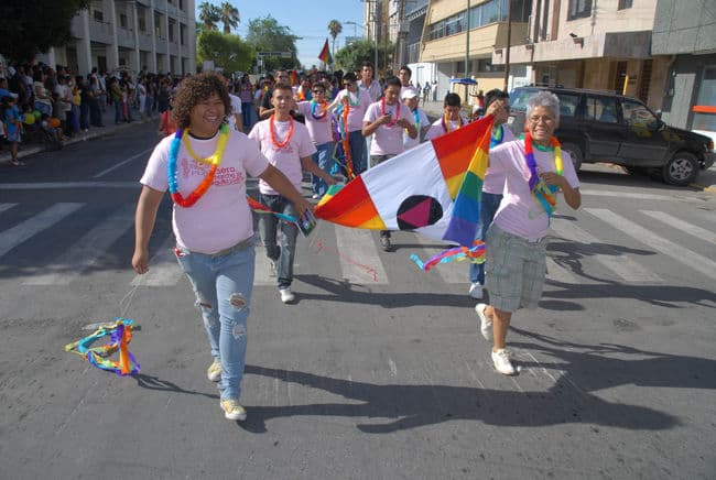 Inconformidad. Comunidad señala que la iniciativa sólo contempla a parejas heterosexuales.