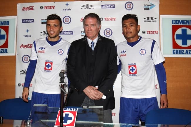 El argentino Nicolás Bertolo y el colombiano Teófilo Gutiérrez son presentados por Alberto Quintano como refuerzos del Cruz Azul para el Torneo Clausura 2013. (El Universal)