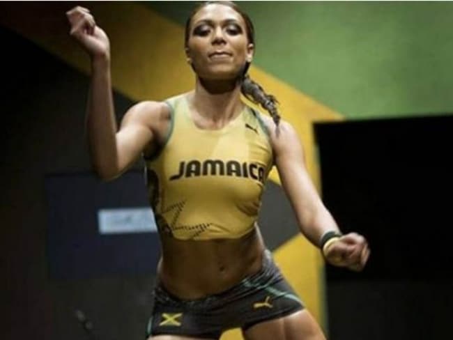 Es el periódico británico The Sun quien asegura que Megan Edwards, la también velocista y novia de Bolt, intercambió con el jamaiquino varias fotografías comprometedoras antes de las competencias, las cuales iban acompañadas del mensaje 'piensa en mi trasero en la recta final'.
