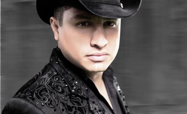 El cantante de norteño banda, Julión Álvarez, presentará de manera oficial el 27 de enero próximo, su más reciente disco “Tu amigo nada más”.
