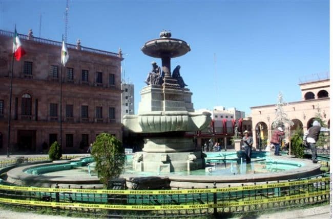 Daños. La fuente de Las Ninfas, ubicada en la Plaza de Armas de Saltillo fue dañada por una grúa que retiraba un pino navideño.