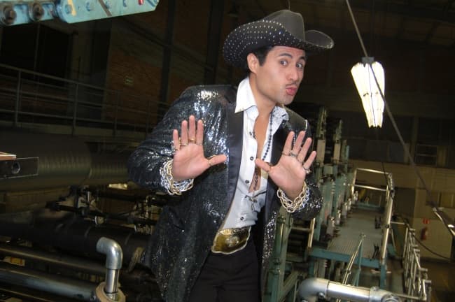 'El disco Ujus ujus contiene música norteña, pasito duranguense, balada grupera, y aunque se pueda pensar que es un disco de comedia, hay otros temas de amor y desamor”.
- GERARDO GÓMEZ CANO, “DANILO”. Comediante y Cantante