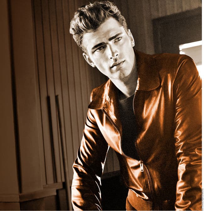 EL TOP MODEL Sean O'Pry luce un diseño inspirado en James Dean en piel tratada.