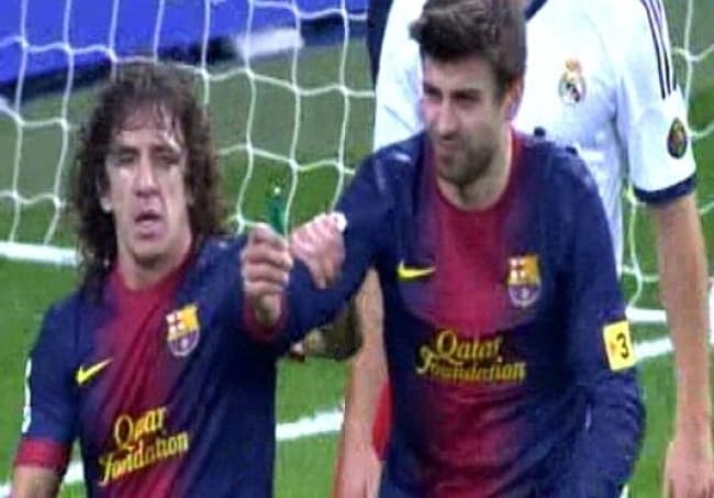 El momento en que Puyol arrebata el encendedor a Piqué. (Internet)