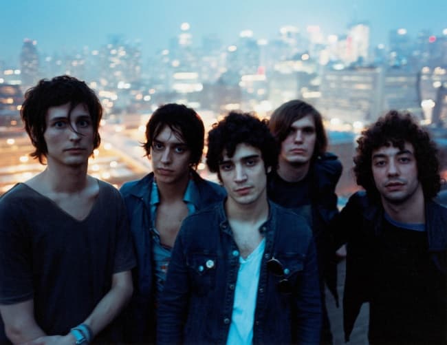 The Strokes revolucionaron el rock de la década pasada con su exitoso disco debut de 2001, 'Is this it', en el cual se incluyen canciones como 'Hard to explain' y 'Last nite'.