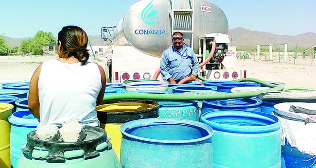 Apoyo ante la falta de líquido. A causa de la escasez de agua en varias regiones del estado, se ha tenido que distribuir el vital líquido con pipas.