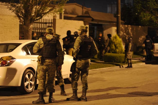 GP. Soldados resguardan los alrededores de la casa de Rebollo.