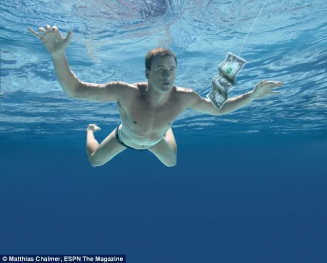 Lochte recreó idénticamente la portada, en la misma pose del bebé siguiendo el anzuelo, pero la única diferencia fue que decidió mantener su “speedo” puesto. (DAILYMAI)