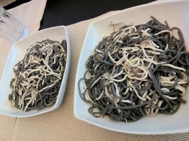 Pasta en blanco y negro con gulas al ajillo
