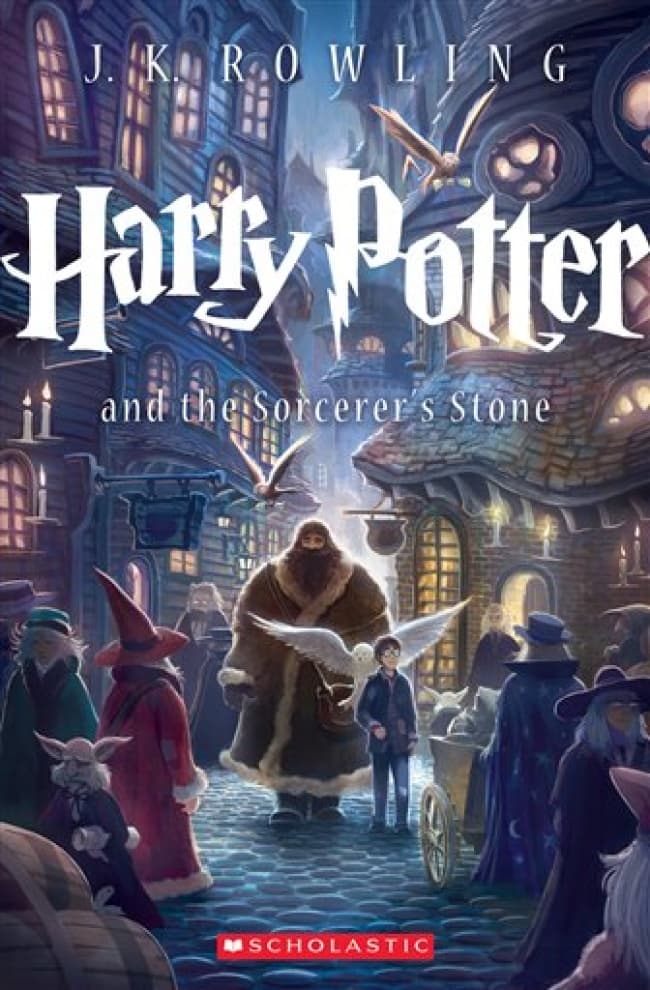La primera portada nueva, para 'Harry Potter y la piedra filosofal', remplazará el diseño de Mary GrandPre, de Harry volando entre unos arcos marrones, con una imagen de una calle en tonos púrpura del ilustrador y novelista gráfico Kazu Kibuishi. (AP)