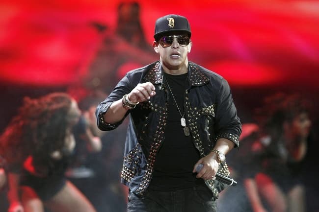 Daddy Yankee echó más leña al fuego con su iniciática 'Gasolina' y con la coreada 'Ella me levantó', que tras hora y media pusieron término a una nueva cita del reguetón con el Festival de Viña. (EFE)