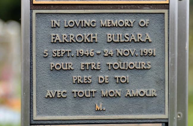 En dicha placa se lee el verdadero nombre de Mercury, Farrokh Bulsara, y tiene las fechas de nacimiento y muerte del cantante 5 Sept. 1946 - 24 Nov. 1991. (INTERNET)