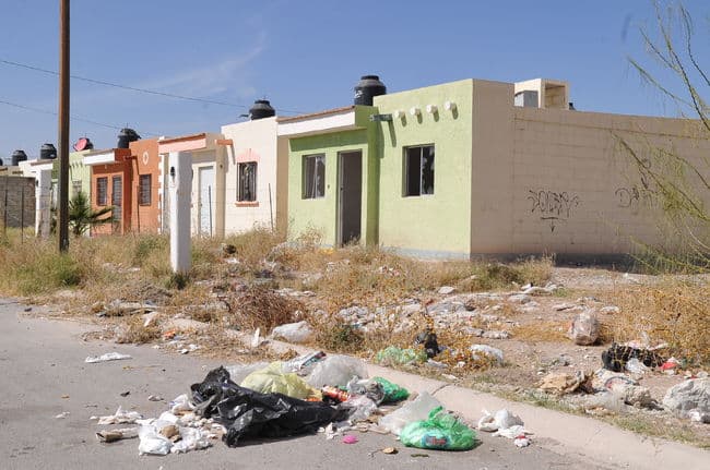 Carencias. Entre basura, con malos servicios, sin escuela y en medio de la inseguridad viven en Villas Zaragoza.