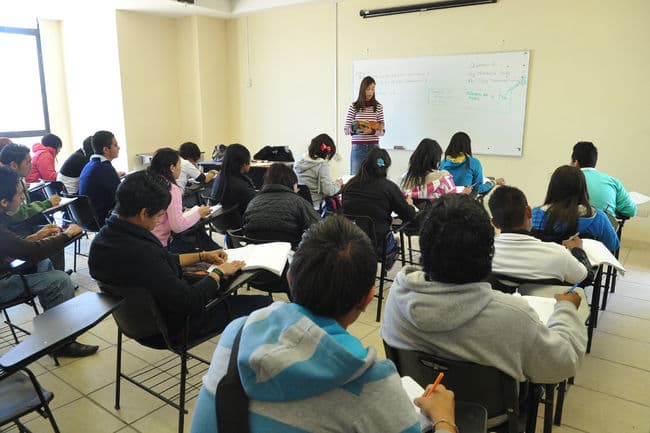Aulas temporales. Alumnos del Cbtis 156 de La Joya inician clases en aulas de Ciudad Universitaria.