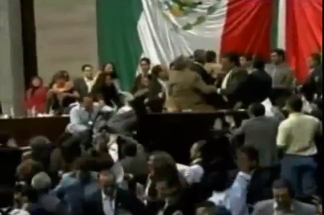 En el video, de 58 segundos, acompañado con la música del tema mencionado y publicado el 1 de marzo, puede observarse como se enfrentan legisladores de Acción Nacional y legisladores de izquierda en el Salón de Plenos. YOUTUBE