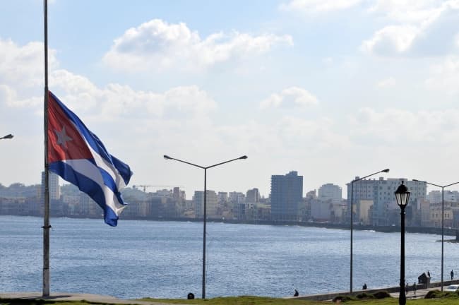 El duelo oficial se hacía evidente con un paisaje de banderas a media hasta en todas los edificios públicos, como ministerios, hoteles, escuelas e instituciones. EFE