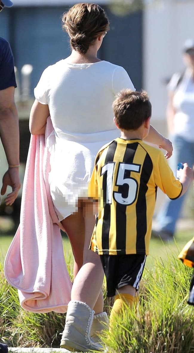 Britney lucía un minivestido blanco que con el viento se alzó y dejo al descubierto su trasero ante los paparazzis que se encontraban siguiendo cada movimiento de la intérprete de ‘Toxic’. (Tomada de thesun.co.uk)