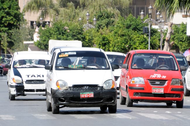 Pocos. Sólo 2 mil taxis y ruleteros han pintado los vehículos de color amarillo.