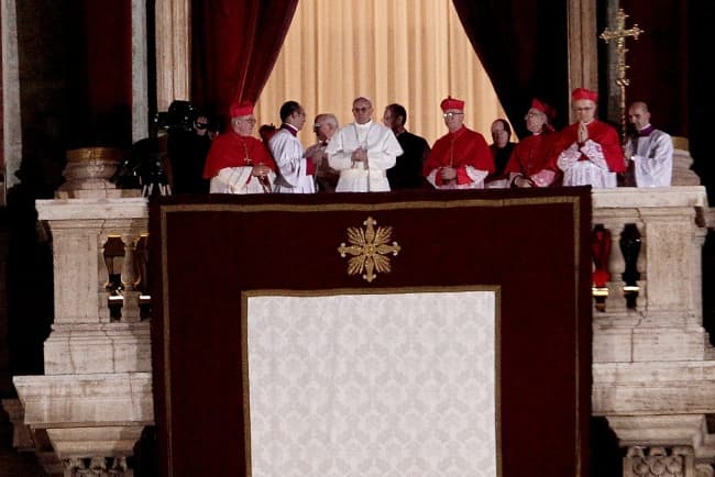 'Ha sido un shock muy fuerte, todavía lo estoy viviendo, no esperaba que fuera elegido Papa. Pobre hombre, la emoción que debe sentir escuchando a toda esa gente gritar ¡viva el Papa!', comentó María Elena. (EFE)