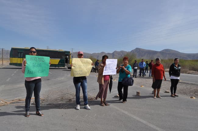 Bloquean. Molestos los vecinos de Andalucía, Vizcaya y Benito Juárez bloquearon la carretera del Libramiento Norte por el lado de Matamoros porque desde hace tres años no tienen agua en su red.