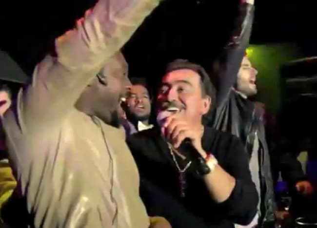 Gran revuelo se generó con el video del tema “Hey You” en el que aparece el líder de los Black Eyed Peas junto al ‘rey del jaripeo’ cantando en ingles en un antro ante cientos de jóvenes. (YOUTUBE)