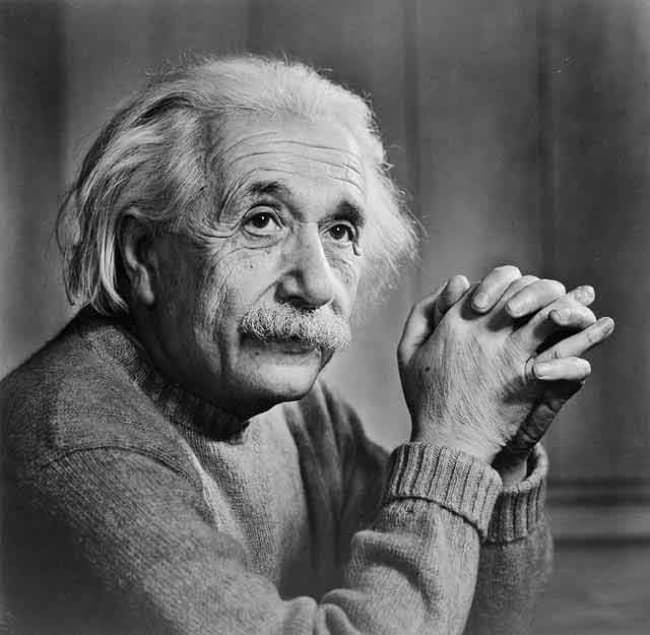 Einstein, desarrollador de la Teoría de la Relatividad Especial y la Teoría de la Relatividad General, reformuló por completo el concepto de gravedad, impulsando el estudio científico del origen y desarrollo del universo.